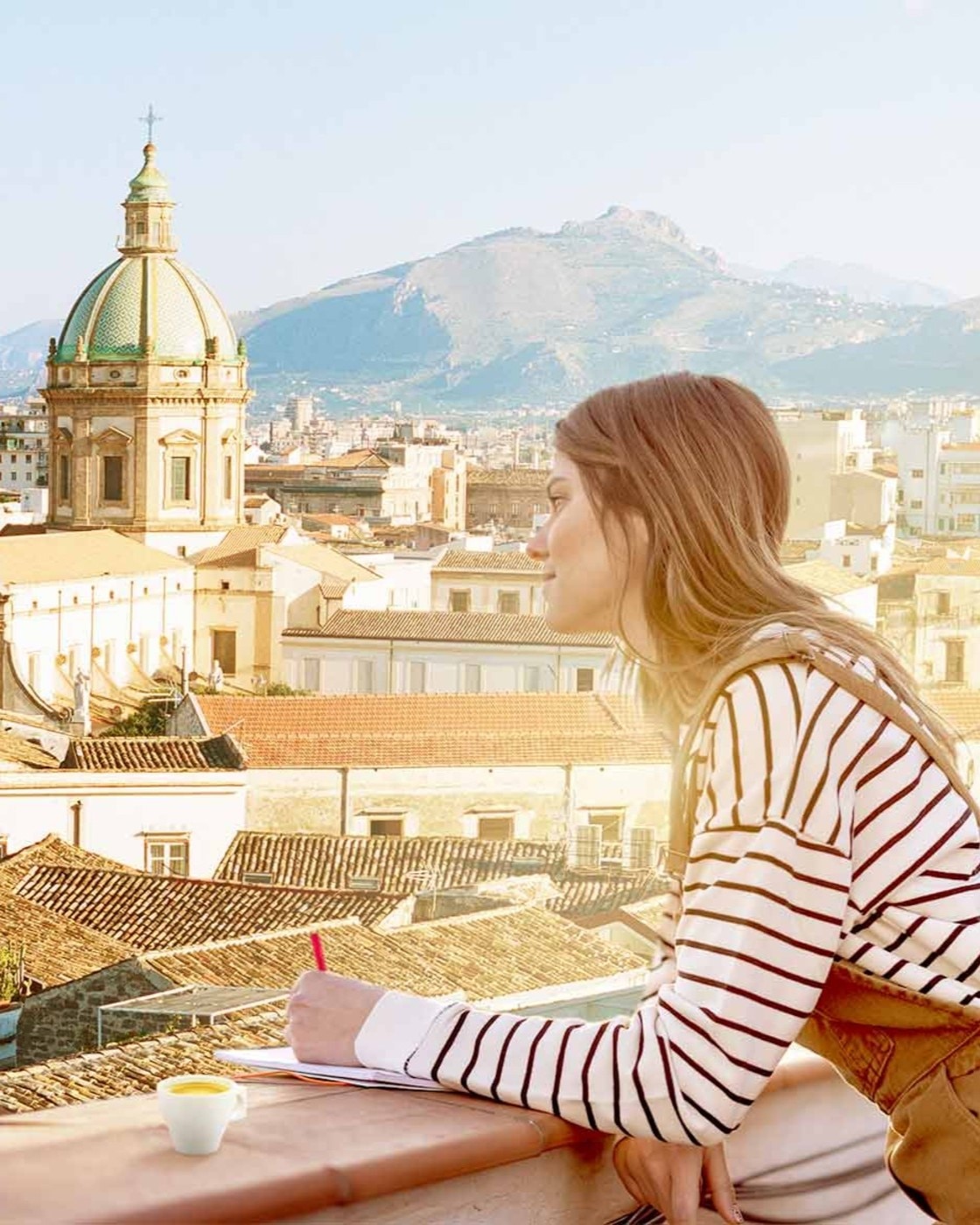 Femme italienne buvant un café en admirant la vue